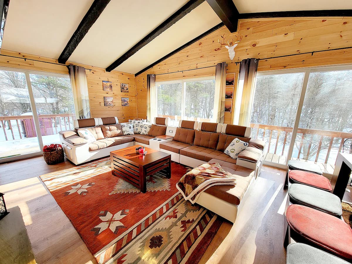 Poconos Cozy Log Cabin w/ Game Room & Fireplace