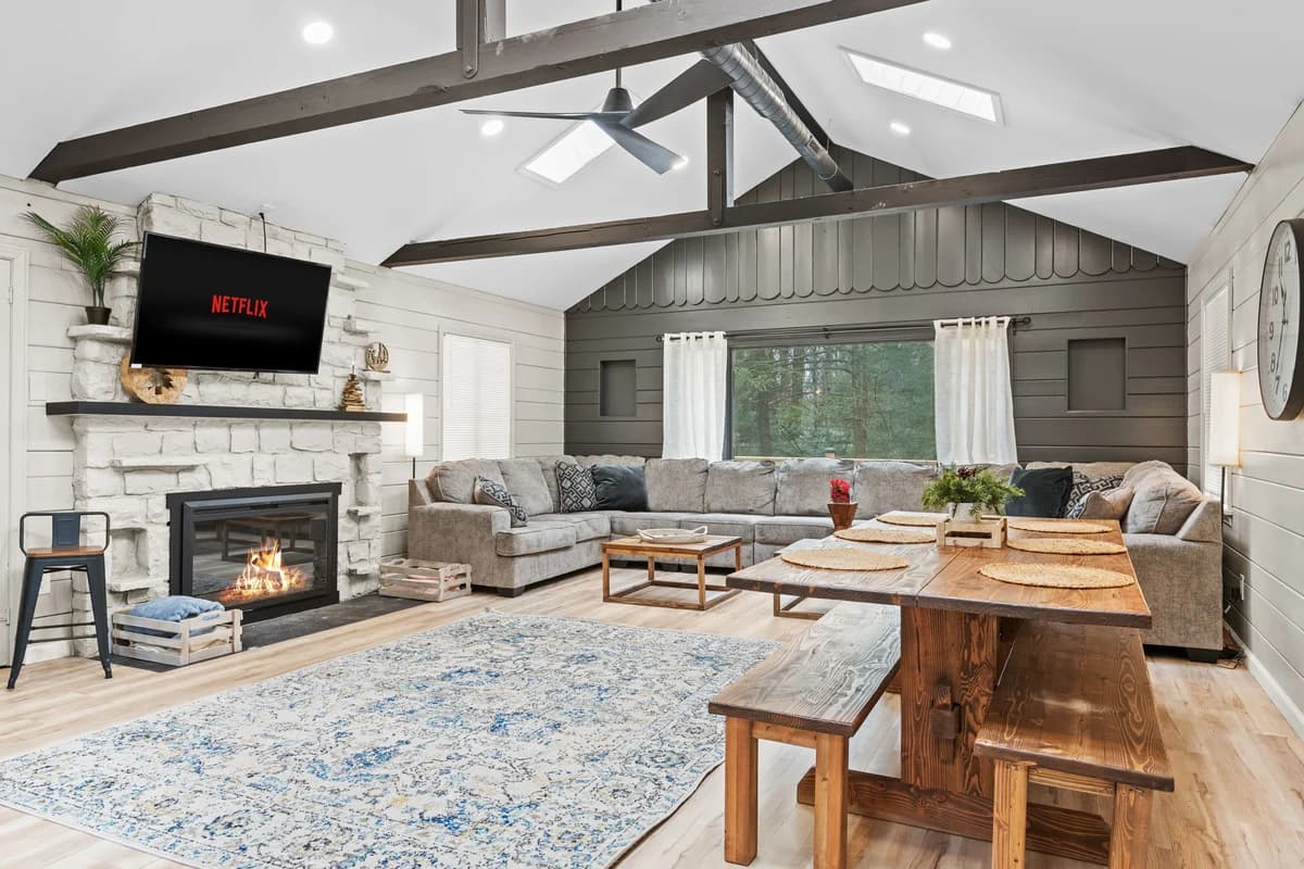 Good Addition: 8BR with Hot Tub, Game Room & Deck