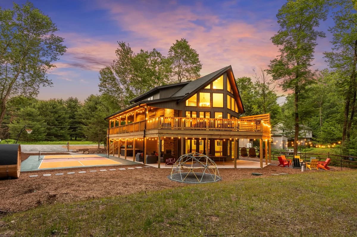Pickleball Court, Hot Tub, Theatre, Secret Room!
