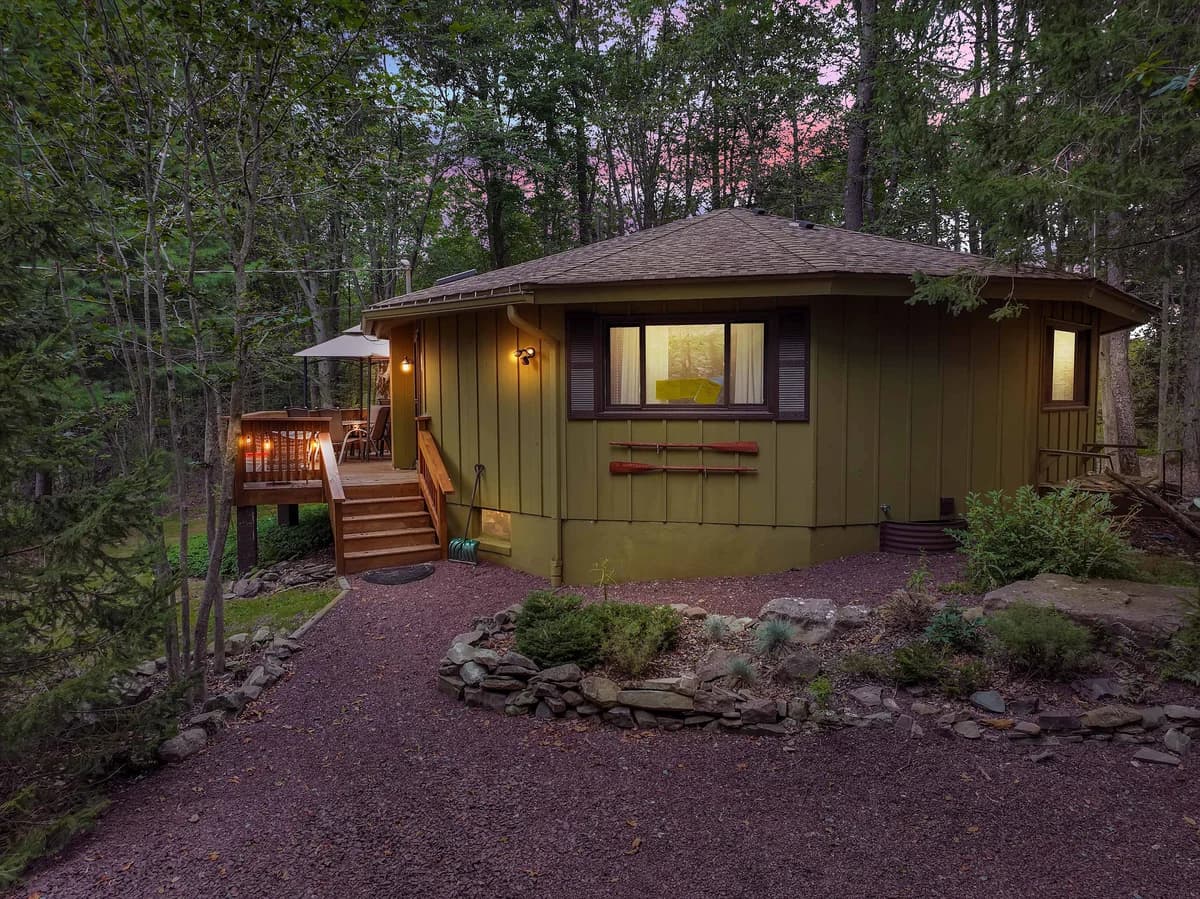 Cozy Cabin Retreat in Lake Naomi Woods