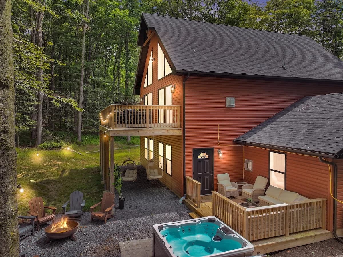 Hot Tub, Luxe, Game Room, Open Concept, Privacy