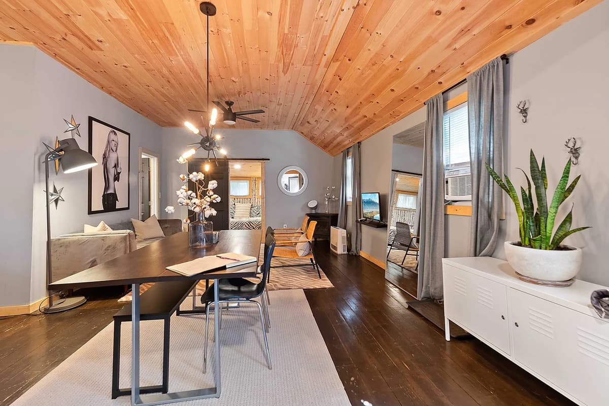 Modern Pocono Cabin - Firepit, Hammock & Sunroom