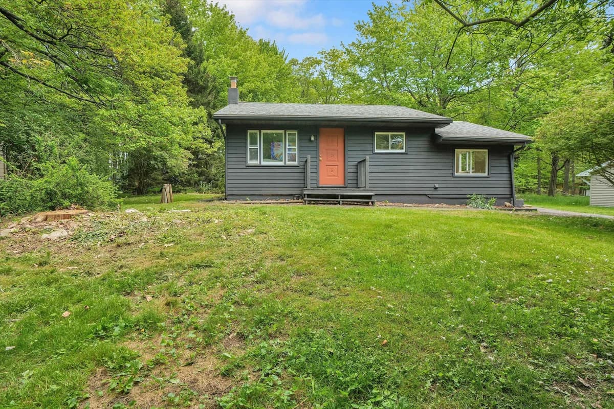 Cozy Pocono Cottage - Hot Tub, Firepit & Swings